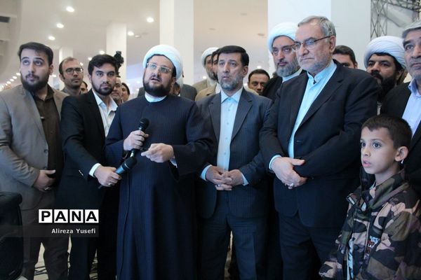 بازدید وزیر بهداشت از نمایشگاه «روایت پیشرفت» در قم