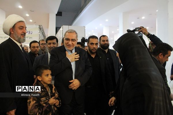 بازدید وزیر بهداشت از نمایشگاه «روایت پیشرفت» در قم