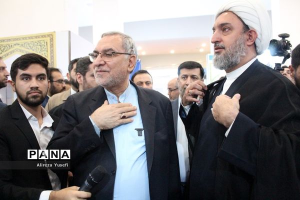 بازدید وزیر بهداشت از نمایشگاه «روایت پیشرفت» در قم