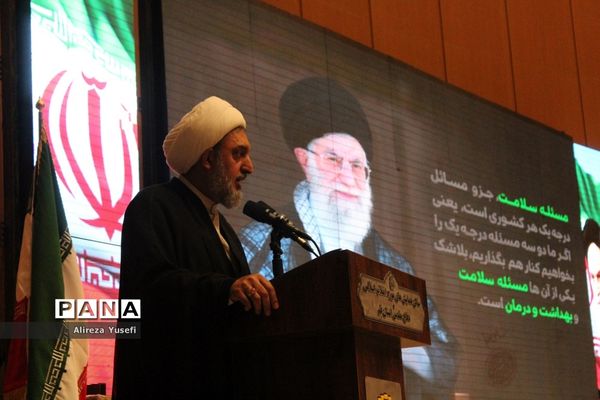 بازدید وزیر بهداشت از نمایشگاه «روایت پیشرفت» در قم