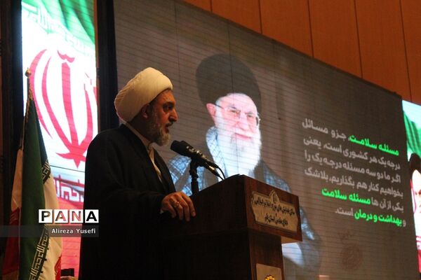 بازدید وزیر بهداشت از نمایشگاه «روایت پیشرفت» در قم