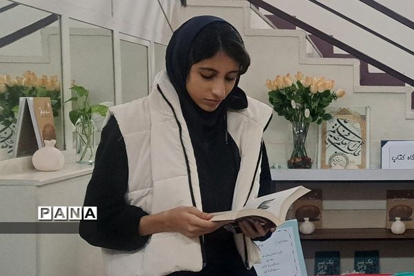 نمایشگاه کتاب در مدرسه فرزانگان حضرت زینب ناحیه دو ری
