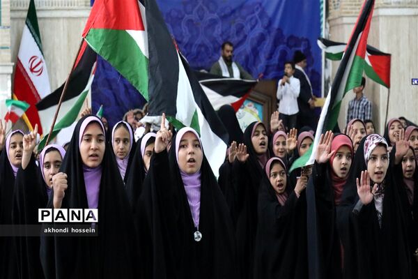 تجمع دانش‌آموزان میبدی در حمایت از کودکان مظلوم غزه همزمان با سراسر جهان