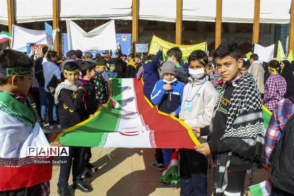 اجتماع بزرگ دانش‌آموزان شیرازی درحمایت ازمردم غزه درحرم شاهچراغ (ع)