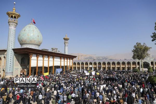 اجتماع بزرگ دانش‌آموزان شیرازی درحمایت ازمردم غزه درحرم شاهچراغ (ع)