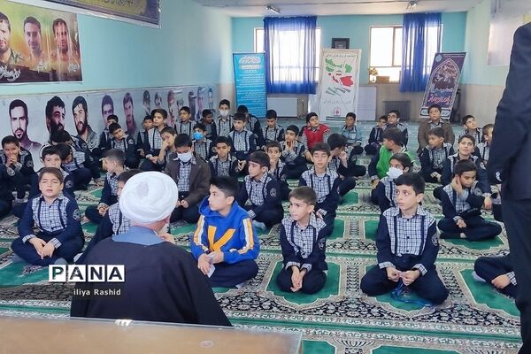 برپایی اقامه نماز جماعت در مدرسه شاهد خاتم‌الانبیا شهرستان‌قرچک