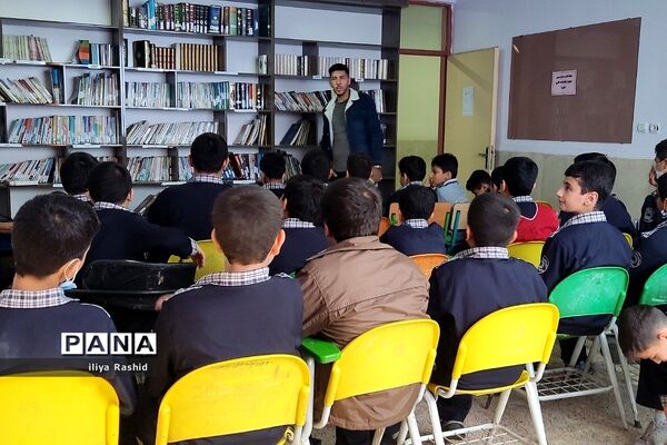 بازدید دانش‌آموزان از کتابخانه مدرسه شاهد خاتم الانبیاء شهرستان قرچک