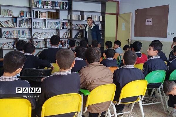 بازدید دانش‌آموزان از کتابخانه مدرسه شاهد خاتم الانبیاء شهرستان قرچک