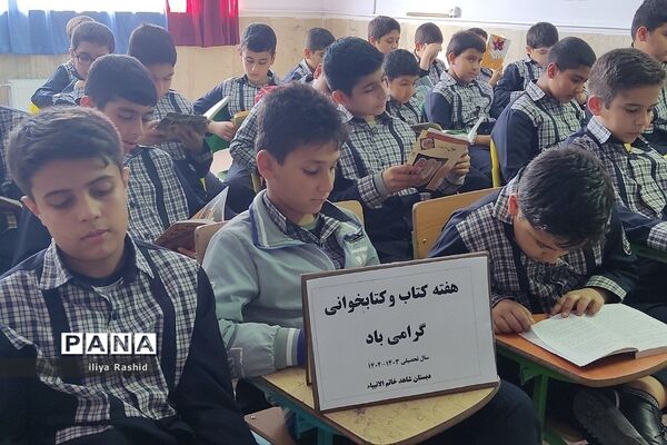 بازدید دانش‌آموزان از کتابخانه مدرسه شاهد خاتم الانبیاء شهرستان قرچک