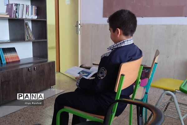 بازدید دانش‌آموزان از کتابخانه مدرسه شاهد خاتم الانبیاء شهرستان قرچک