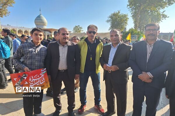 حضور پرشور دانش‌آموزان پسر شیرازی در تجمع حمایت از کودکان مظلوم غزه