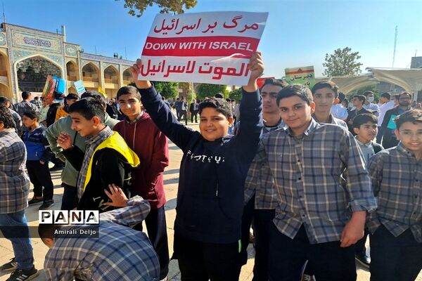 حضور پرشور دانش‌آموزان پسر شیرازی در تجمع حمایت از کودکان مظلوم غزه