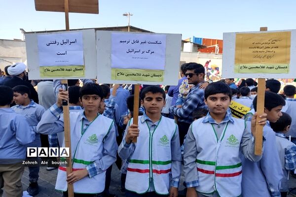 اجتماع دانش‌آموزان دبستان شهید ملاح خورموج در حمایت ازکودکان مظلوم غزه