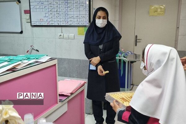 دیدار دانش‌آموزان مدرسه شهید حاج قاسم سلیمانی با پرستاران بیمارستان امام سجاد شهریار
