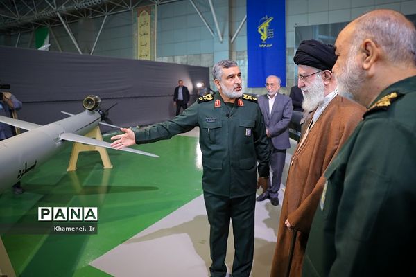 بازدید فرمانده‌کل قوا از نمایشگاه دستاوردهای نیروی هوافضای سپاه پاسداران