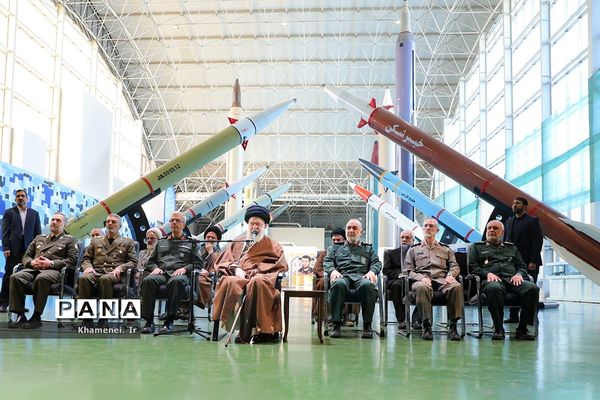 بازدید فرمانده‌کل قوا از نمایشگاه دستاوردهای نیروی هوافضای سپاه پاسداران