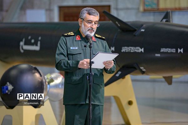 بازدید فرمانده‌کل قوا از نمایشگاه دستاوردهای نیروی هوافضای سپاه پاسداران