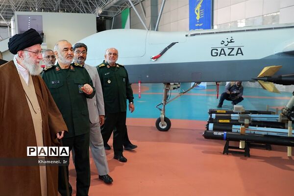 بازدید فرمانده‌کل قوا از نمایشگاه دستاوردهای نیروی هوافضای سپاه پاسداران