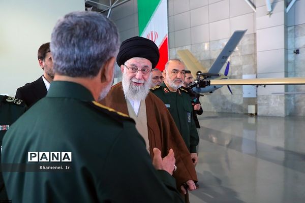 بازدید فرمانده‌کل قوا از نمایشگاه دستاوردهای نیروی هوافضای سپاه پاسداران