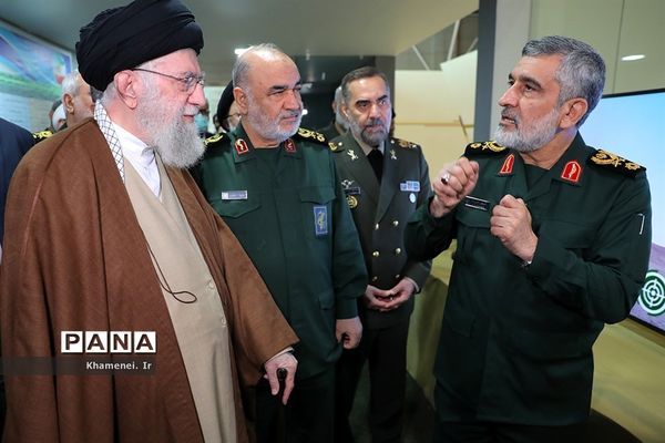 بازدید فرمانده‌کل قوا از نمایشگاه دستاوردهای نیروی هوافضای سپاه پاسداران