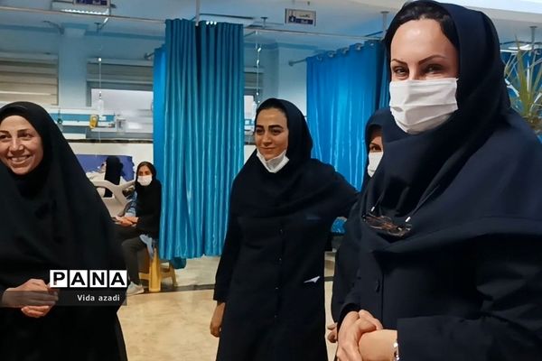 حضور دانش‌آموزان مدرسه نمونه دولتی حضرت رقیه(س)‌دماوند در بیمارستان‌های این منطقه در روز پرستار