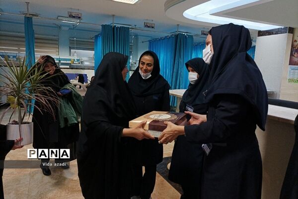 حضور دانش‌آموزان مدرسه نمونه دولتی حضرت رقیه(س)‌دماوند در بیمارستان‌های این منطقه در روز پرستار
