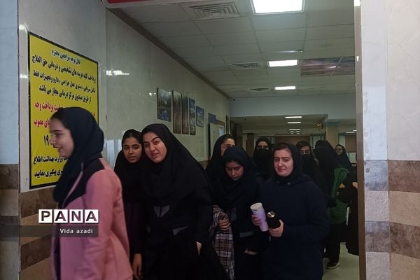 حضور دانش‌آموزان مدرسه نمونه دولتی حضرت رقیه(س)‌دماوند در بیمارستان‌های این منطقه در روز پرستار