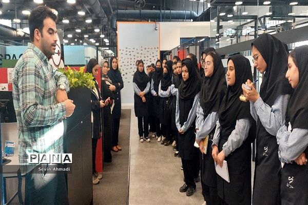 بازدید دانش‌آموزان دبیرستان راز صفادشت از کارخانه نو‌آوری و صنایع خلاق آمپر