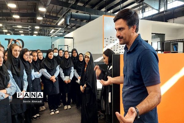 بازدید دانش‌آموزان دبیرستان راز صفادشت از کارخانه نو‌آوری و صنایع خلاق آمپر