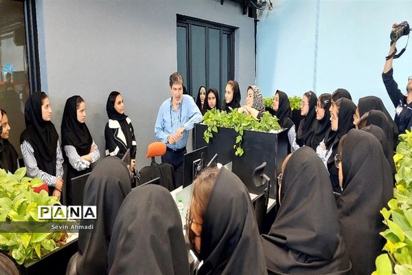 بازدید دانش‌آموزان دبیرستان راز صفادشت از کارخانه نو‌آوری و صنایع خلاق آمپر