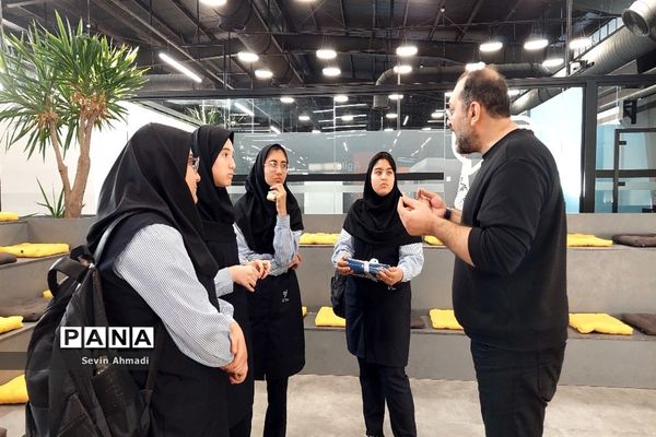 بازدید دانش‌آموزان دبیرستان راز صفادشت از کارخانه نو‌آوری و صنایع خلاق آمپر