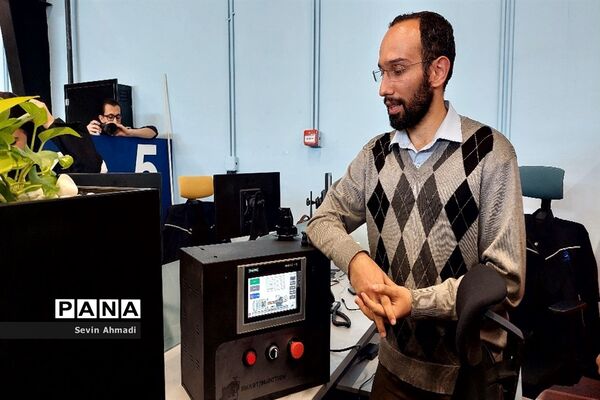 بازدید دانش‌آموزان دبیرستان راز صفادشت از کارخانه نو‌آوری و صنایع خلاق آمپر