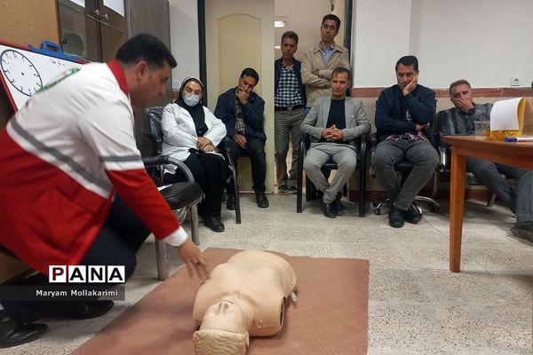 آموزش کمک‌های اولیه در جلسه شورای معلمان شهرستان‌دماوند