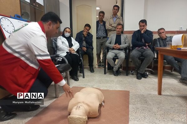 آموزش کمک‌های اولیه در جلسه شورای معلمان شهرستان‌دماوند