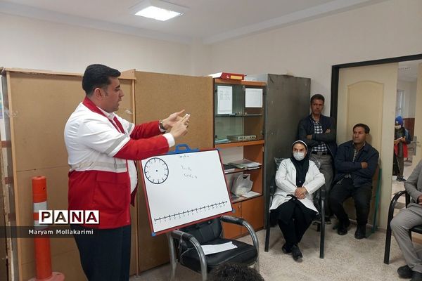 آموزش کمک‌های اولیه در جلسه شورای معلمان شهرستان‌دماوند