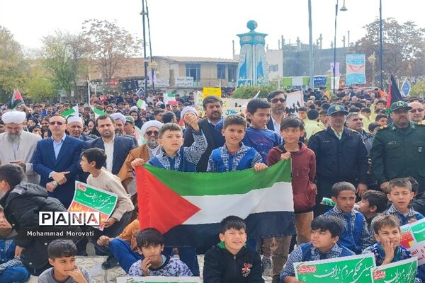 تجمع بزرگ دانش‌آموزان، در محل میدان امام خمینی(ره) شهر آشخانه