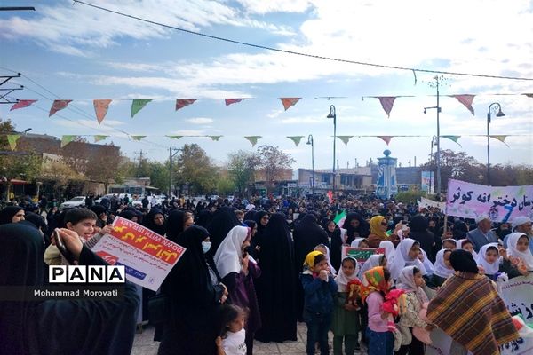 تجمع بزرگ دانش‌آموزان، در محل میدان امام خمینی(ره) شهر آشخانه