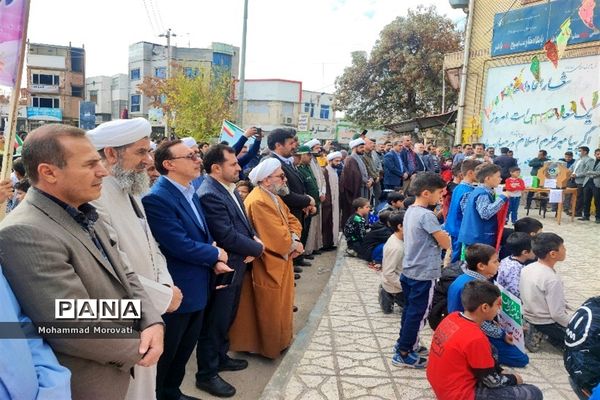 تجمع بزرگ دانش‌آموزان، در محل میدان امام خمینی(ره) شهر آشخانه
