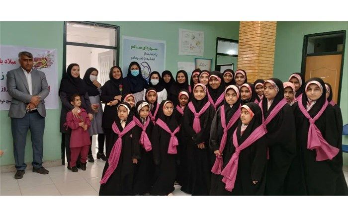 دانش‌آموزان بسیجی رویدر از کادر درمان تقدیر کردند/فیلم