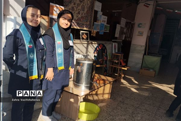 نمایشگاه کارآفرینی هنرستان کاردانش حضرت معصومه (س) در هفته جهانی کارآفرینی