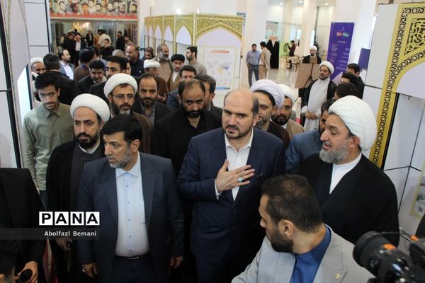 بازدید معاون اجرایی رئیس جمهوری از نمایشگاه «روایت پیشرفت» در قم