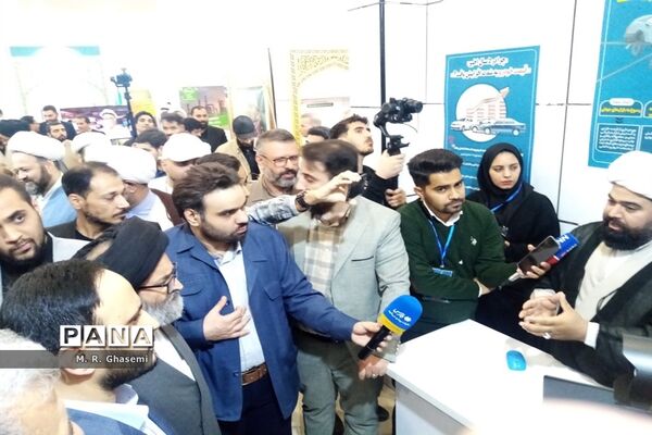 بازدید سخنگوی دولت از نخستین نمایشگاه «روایت پیشرفت» در قم