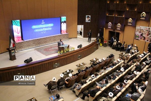 بازدید سخنگوی دولت از نخستین نمایشگاه «روایت پیشرفت» در قم