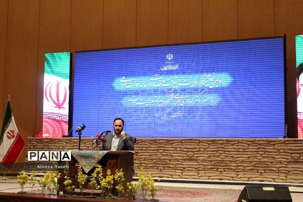 بازدید سخنگوی دولت از نخستین نمایشگاه «روایت پیشرفت» در قم