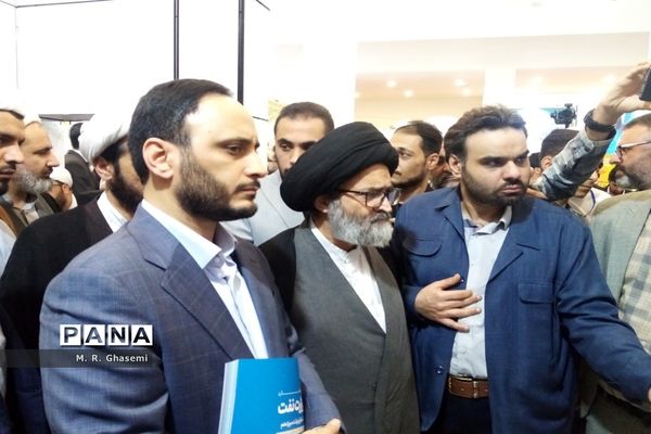 بازدید سخنگوی دولت از نخستین نمایشگاه «روایت پیشرفت» در قم