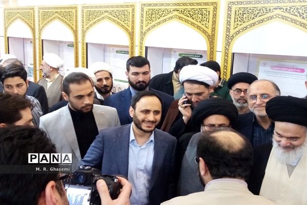 بازدید سخنگوی دولت از نخستین نمایشگاه «روایت پیشرفت» در قم