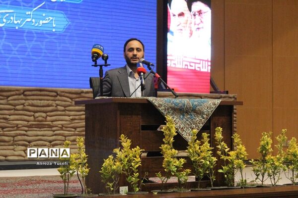 بازدید سخنگوی دولت از نخستین نمایشگاه «روایت پیشرفت» در قم