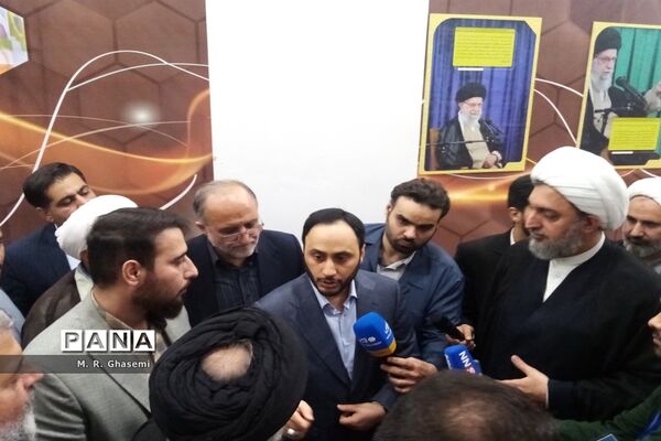 بازدید سخنگوی دولت از نخستین نمایشگاه «روایت پیشرفت» در قم