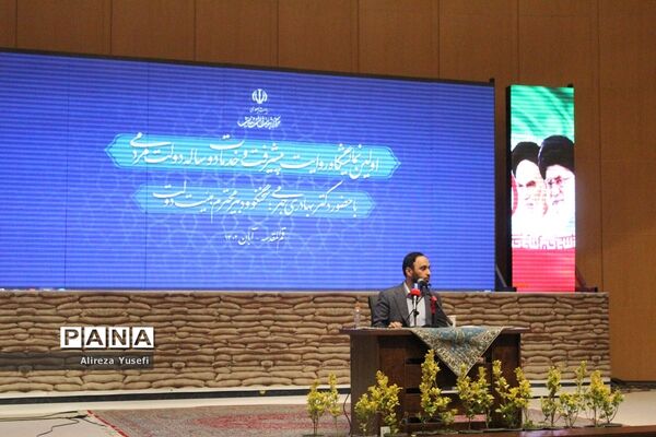 بازدید سخنگوی دولت از نخستین نمایشگاه «روایت پیشرفت» در قم