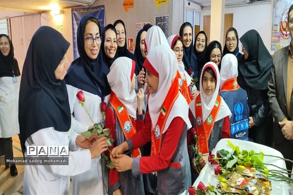 تقدیر مسئولان و دانش‌آموزان پیشتاز ناحیه دو شیراز از پرستاران بیمارستان حافظ شیراز